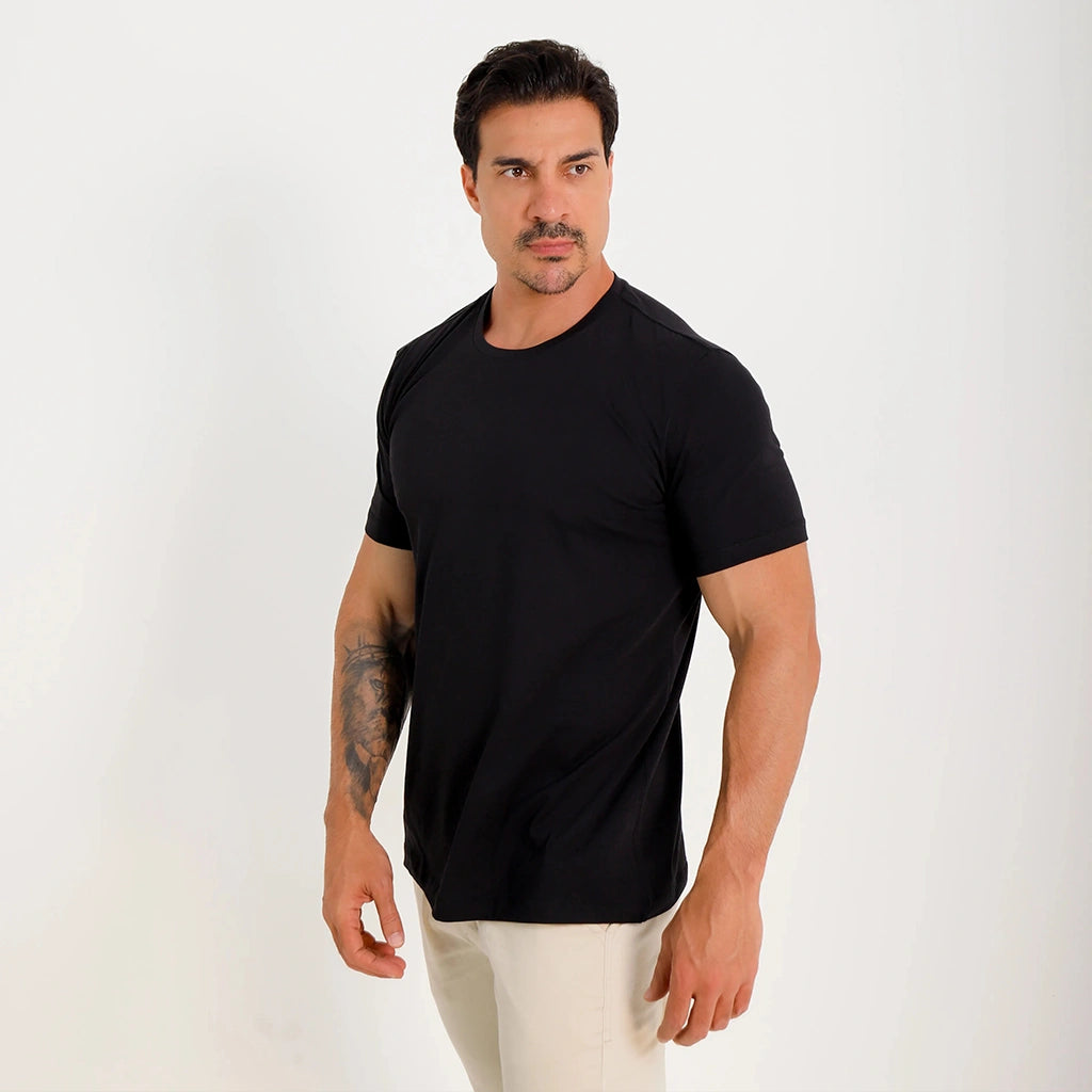 Camiseta Basica Algodao Egipcio preta masculina, vista lateral 3/4; ajuste regular e acabamento discreto.