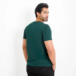 Costas da Camiseta Basica Algodao Egipcio verde-escuro; barra reta e modelagem regular.