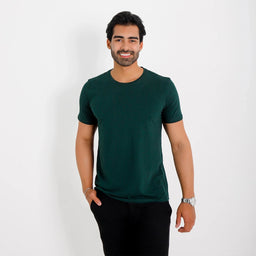 Camiseta Basica Algodao Egipcio verde-escuro masculina, vista frontal; caimento regular e tecido macio.
