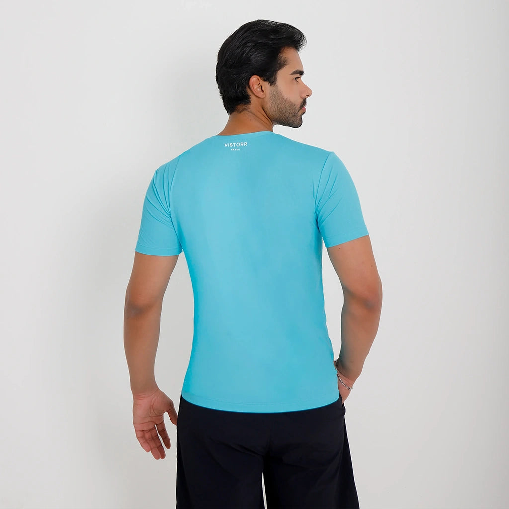 Camisetas Poliamida Esportiva masculina azul-claro Vistorr, vista traseira em ângulo, malha macia e leve.