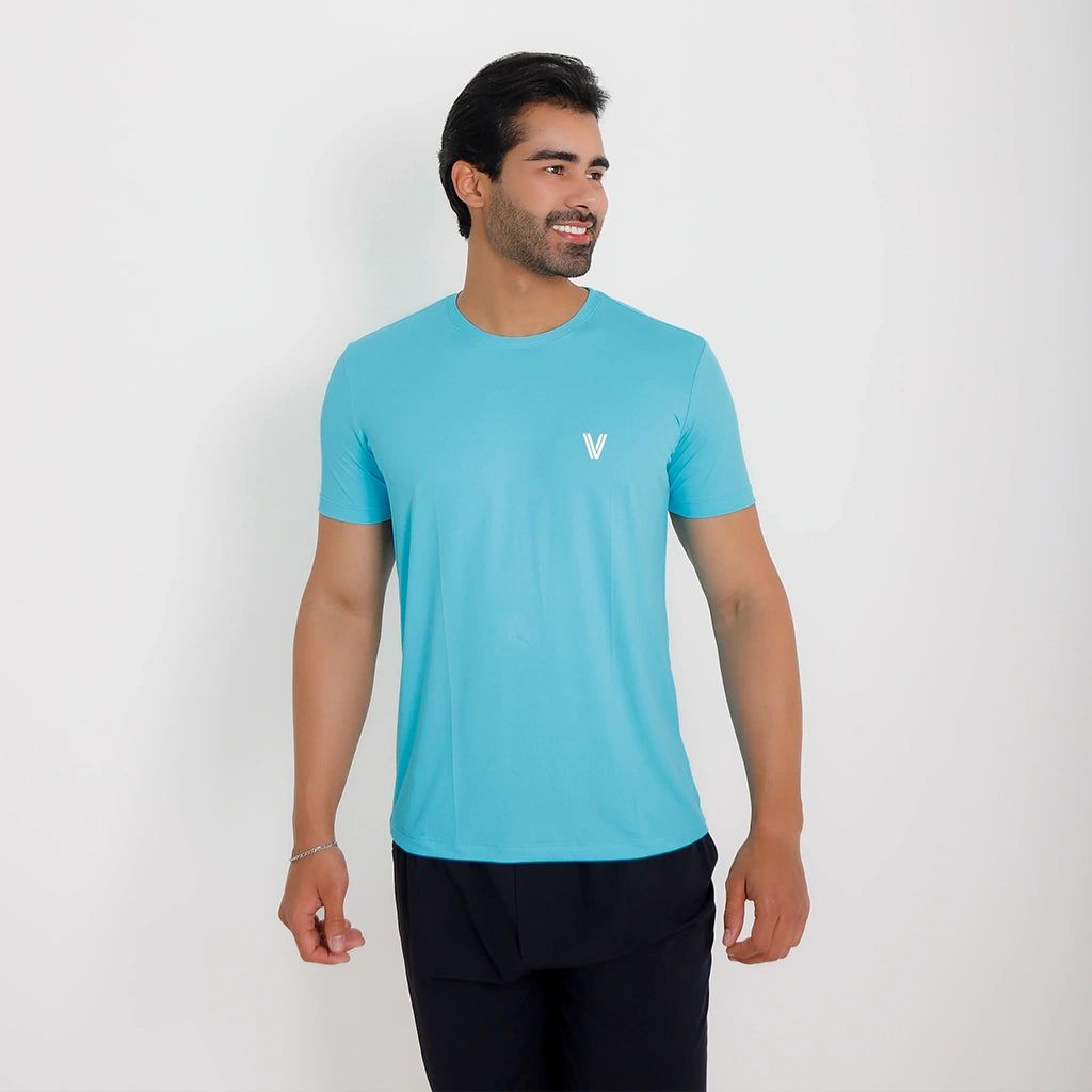 Camisetas Poliamida Esportiva masculina azul-claro Vistorr, pose 3/4 direita, tecido de secagem rápida.