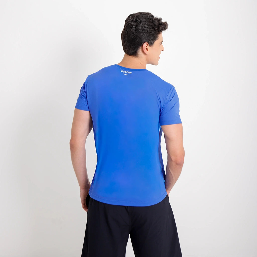 Camisetas Poliamida Esportiva azul escuro, vista das costas com logo Vistorr na nuca.