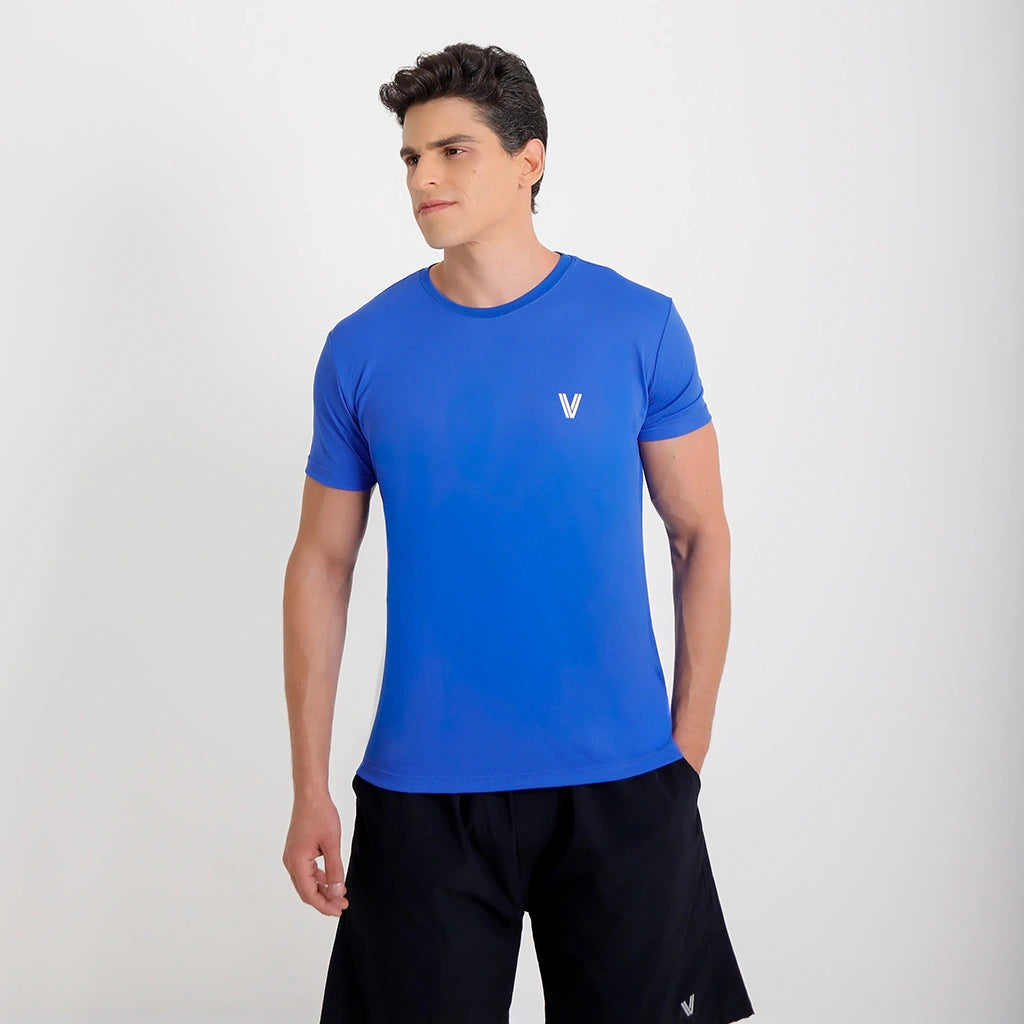 Camisetas Poliamida Esportiva azul escuro, enquadramento três quartos, fundo branco.