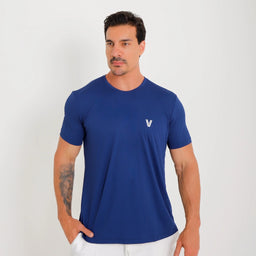 Camisetas Poliamida Esportiva azul-marinho masculina, vista 3/4; gola careca, manga curta e logo V branco no peito esquerdo.