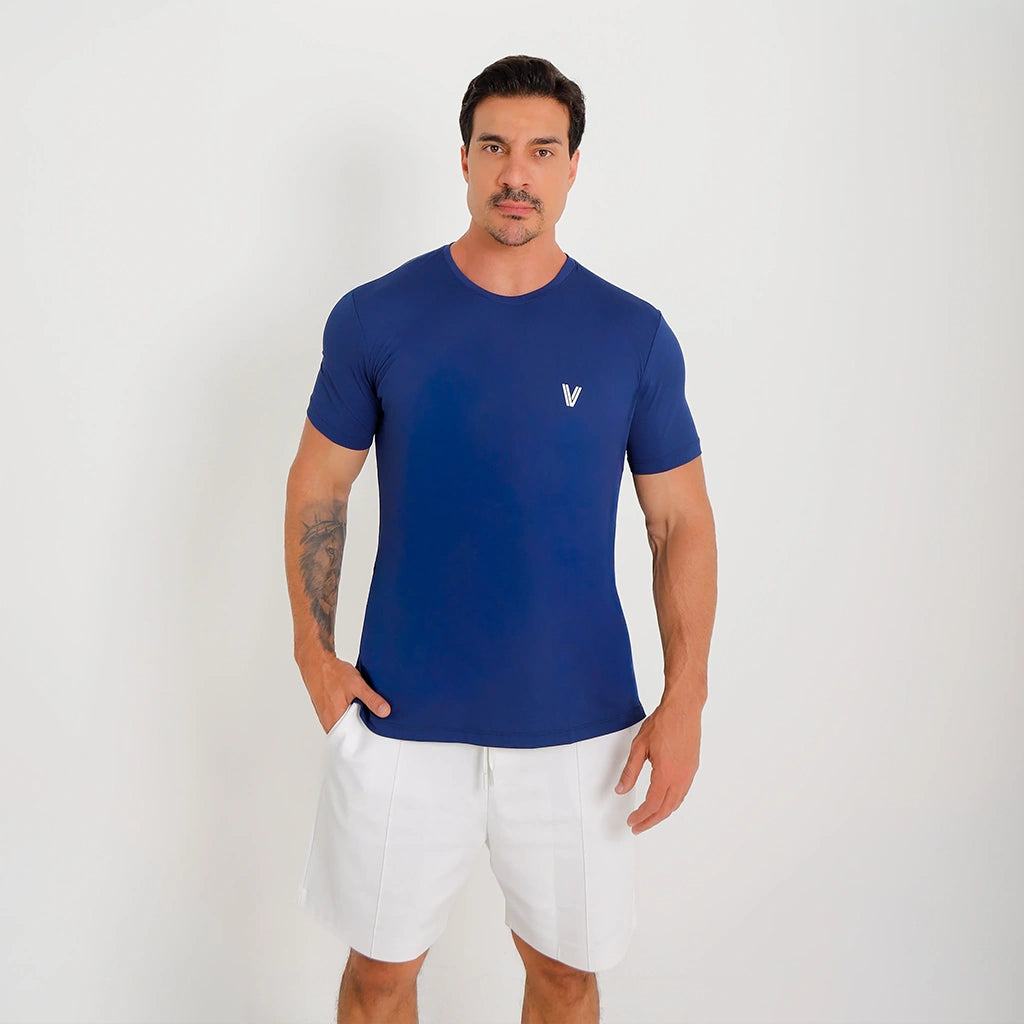 Camisetas Poliamida Esportiva azul-marinho, corpo inteiro frontal; ajuste confortável e tecido liso para uso cotidiano.
