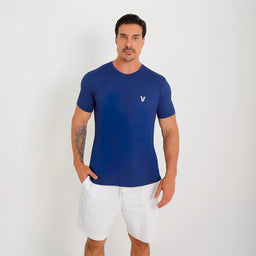 Camisetas Poliamida Esportiva azul-marinho, corpo inteiro frontal; ajuste confortável e tecido liso para uso cotidiano.