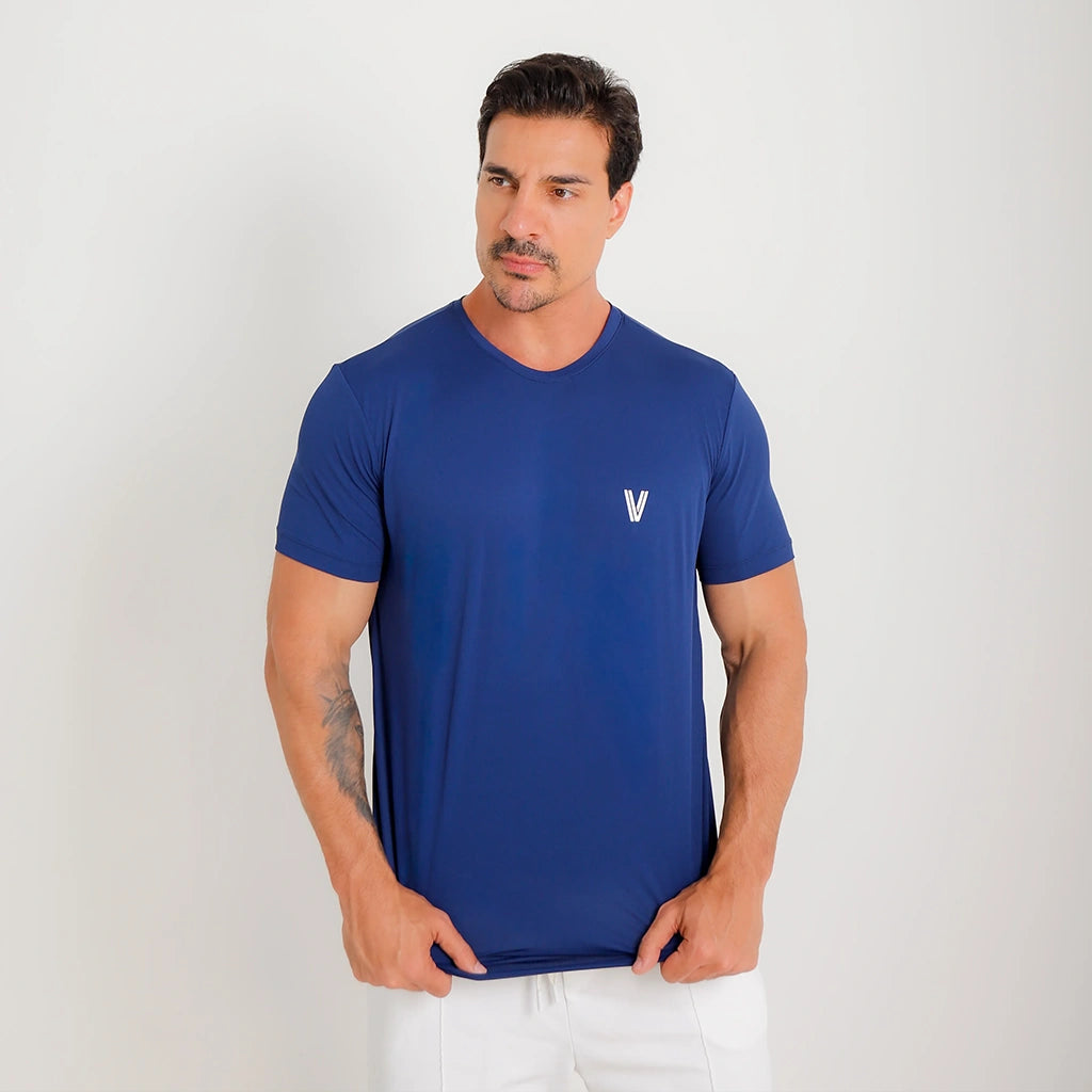 Camisetas Poliamida Esportiva azul-marinho, vista frontal; gola careca, manga curta e logo V discreto no peito.