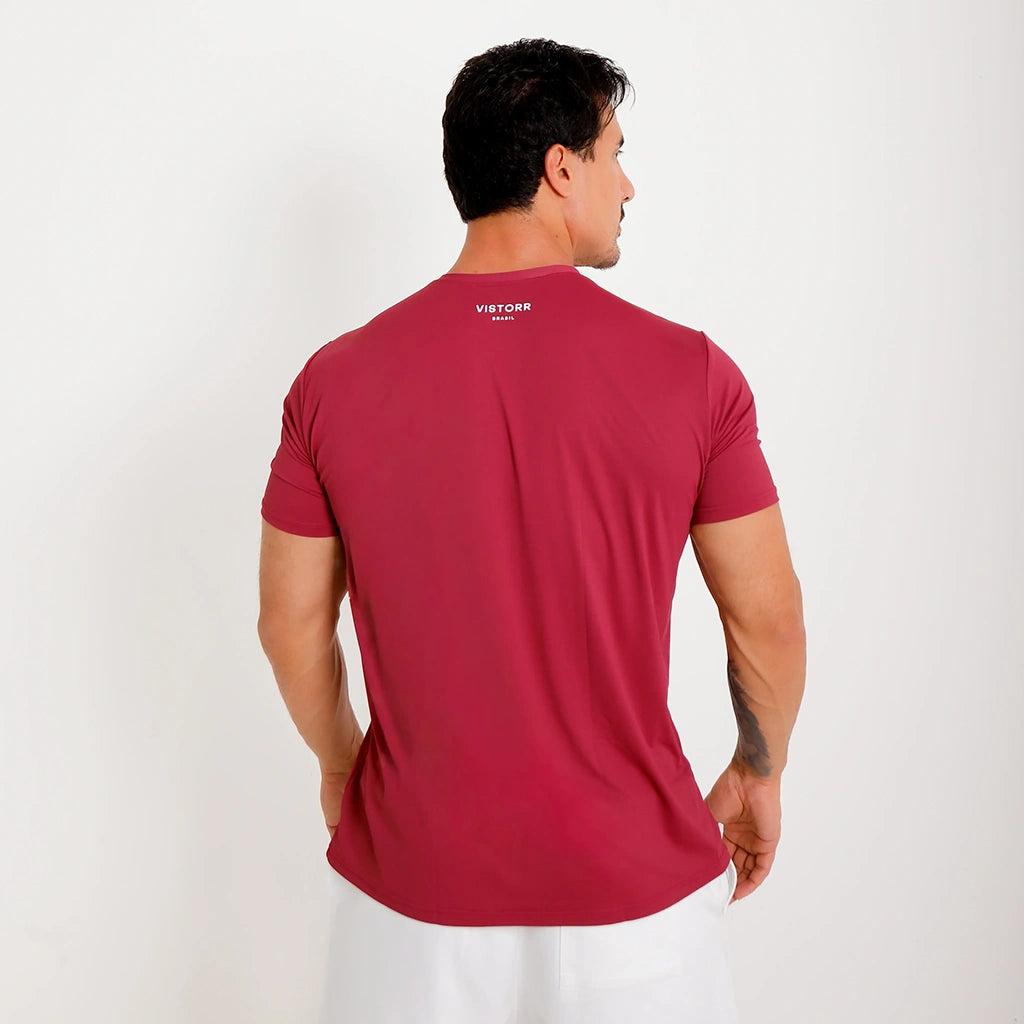 Camisetas Poliamida Esportiva bordô, vista das costas, logo Vistorr na nuca, fundo branco.