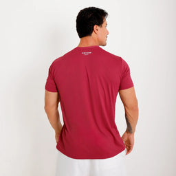 Camisetas Poliamida Esportiva bordô, vista das costas, logo Vistorr na nuca, fundo branco.