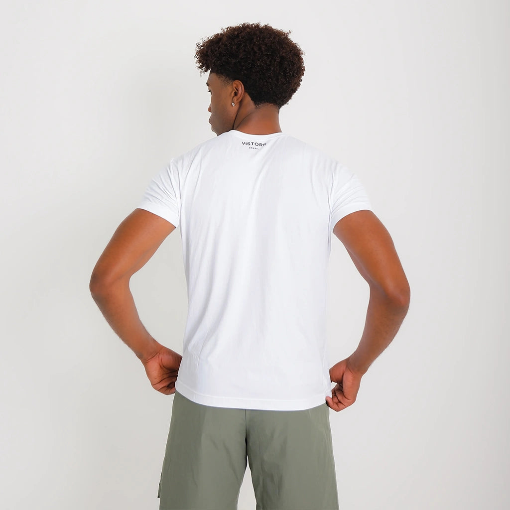 Costas da Camisetas Poliamida Esportiva branca; barra reta e identificação VISTORR discreta na nuca para uso cotidiano.