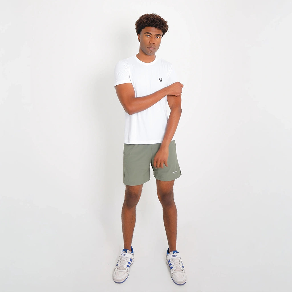 Camisetas Poliamida Esportiva branca, corpo inteiro; ajuste regular e tecido liso pensado para conforto no dia a dia.