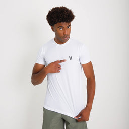 Detalhe da Camisetas Poliamida Esportiva branca com foco no logo V preto no peito; superfície lisa e toque macio.