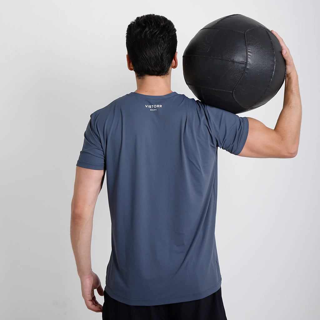 Camisetas Poliamida Esportiva Crinza - Modelo de costas com bola no ombro