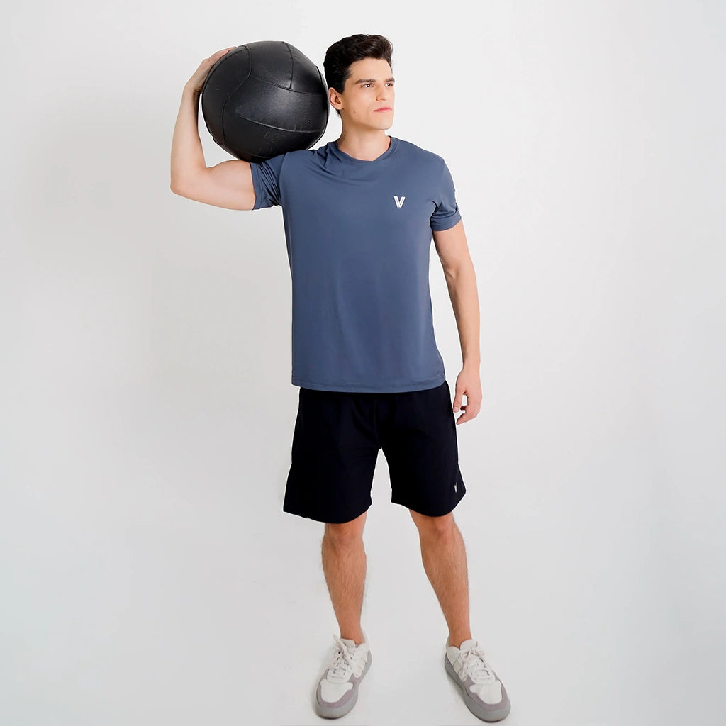 Camisetas Poliamida Esportiva Crinza - Modelo em posicao frontal de corpo inteiro