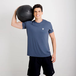 Camisetas Poliamida Esportiva Crinza - Modelo em posicao frontal sorrindo