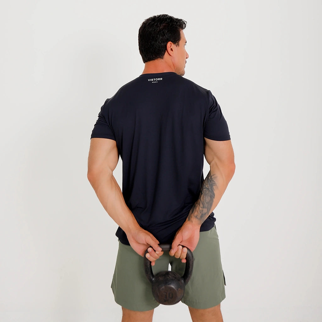 Camisetas Poliamida Esportiva Preta, vista traseira; tecido liso, ajuste confortável e logo Vistorr Brasil discreto na nuca.