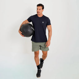 Camisetas Poliamida Esportiva Preta, vista frontal; tecido liso, ajuste confortável e logo V discreto no peito.