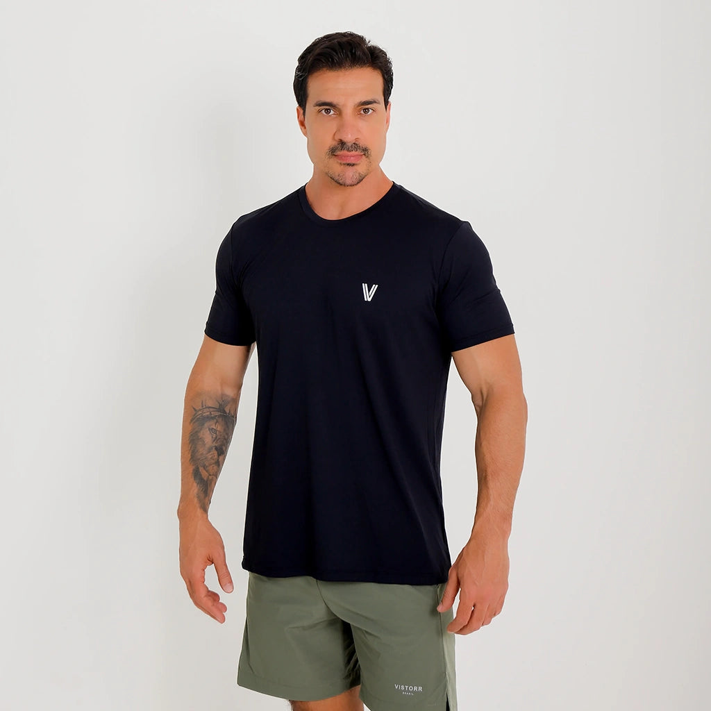 Camisetas Poliamida Esportiva preta masculina, gola careca e manga curta, logo V no peito esquerdo; caimento regular.