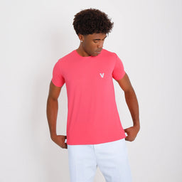 Camisetas Poliamida Esportiva masculina rosa-escuro Vistorr, pose 3/4 direita, caimento leve e toque macio.