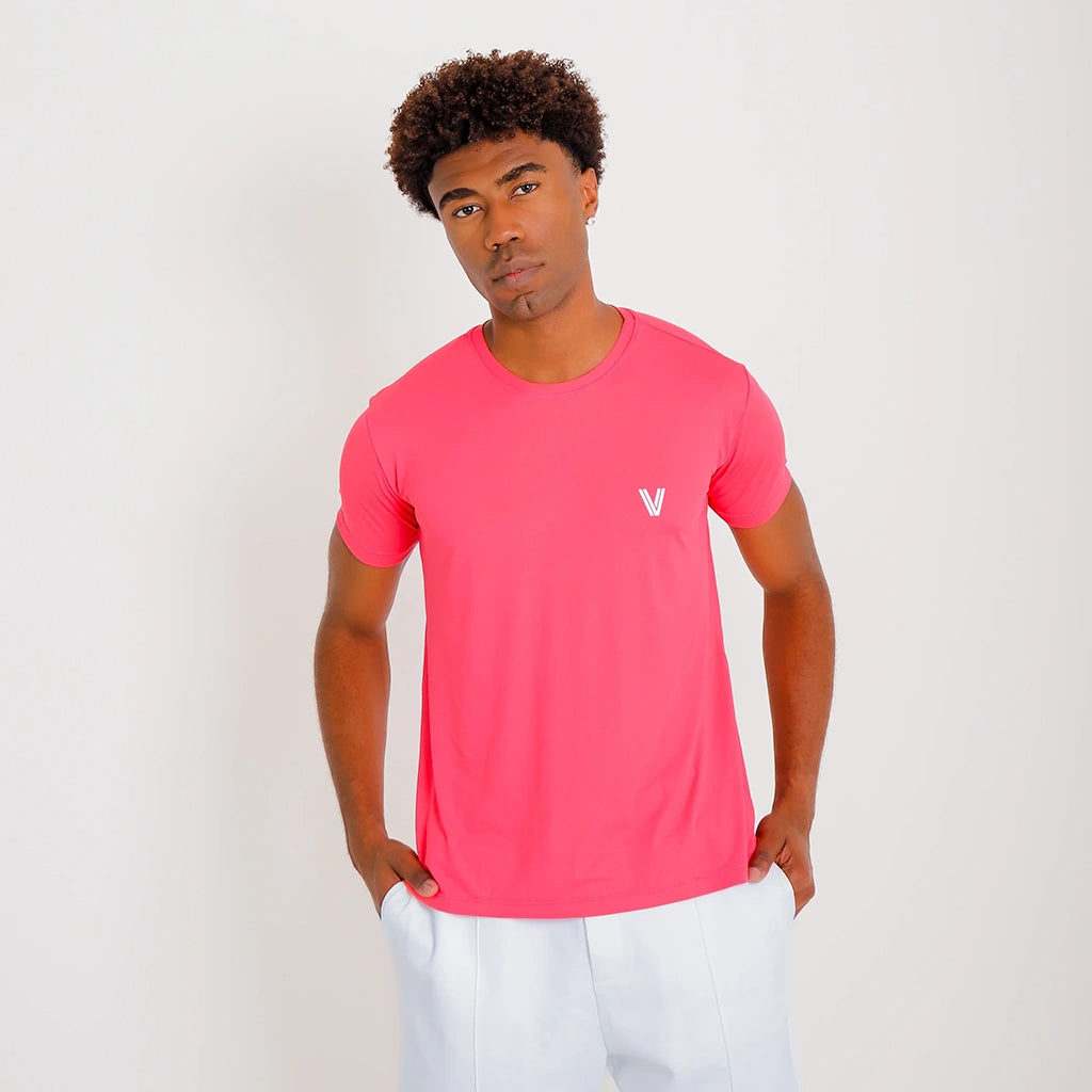 Camisetas Poliamida Esportiva masculina rosa-escuro Vistorr, vista frontal com olhar lateral, visual minimalista.