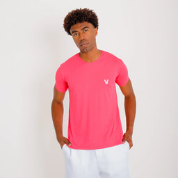 Camisetas Poliamida Esportiva masculina rosa-escuro Vistorr, vista frontal com olhar lateral, visual minimalista.