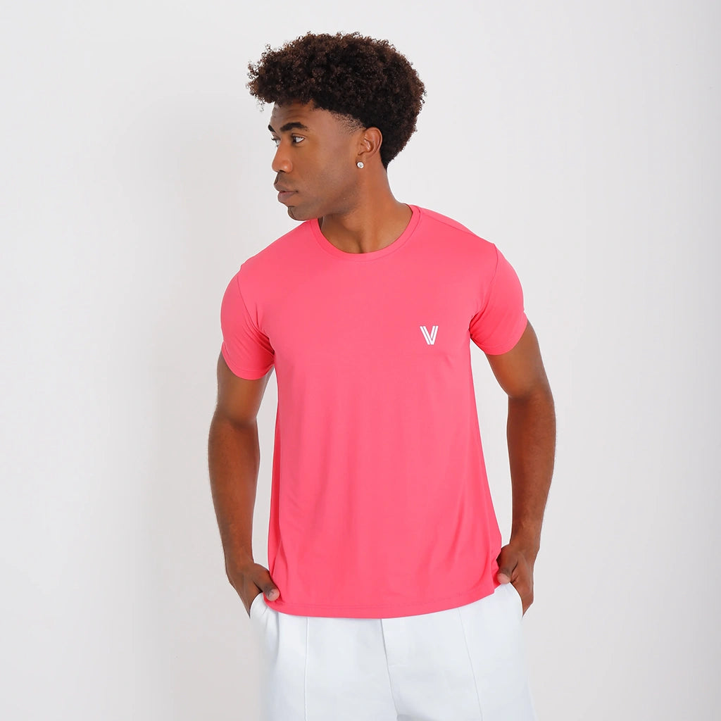 Camisetas Poliamida Esportiva masculina rosa-escuro Vistorr, vista frontal com mãos nos bolsos, uso casual.