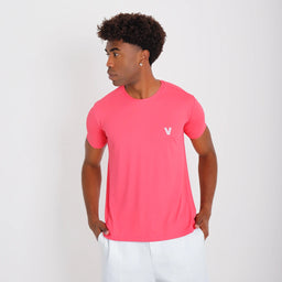 Camisetas Poliamida Esportiva masculina rosa-escuro Vistorr, vista frontal com mãos nos bolsos, uso casual.