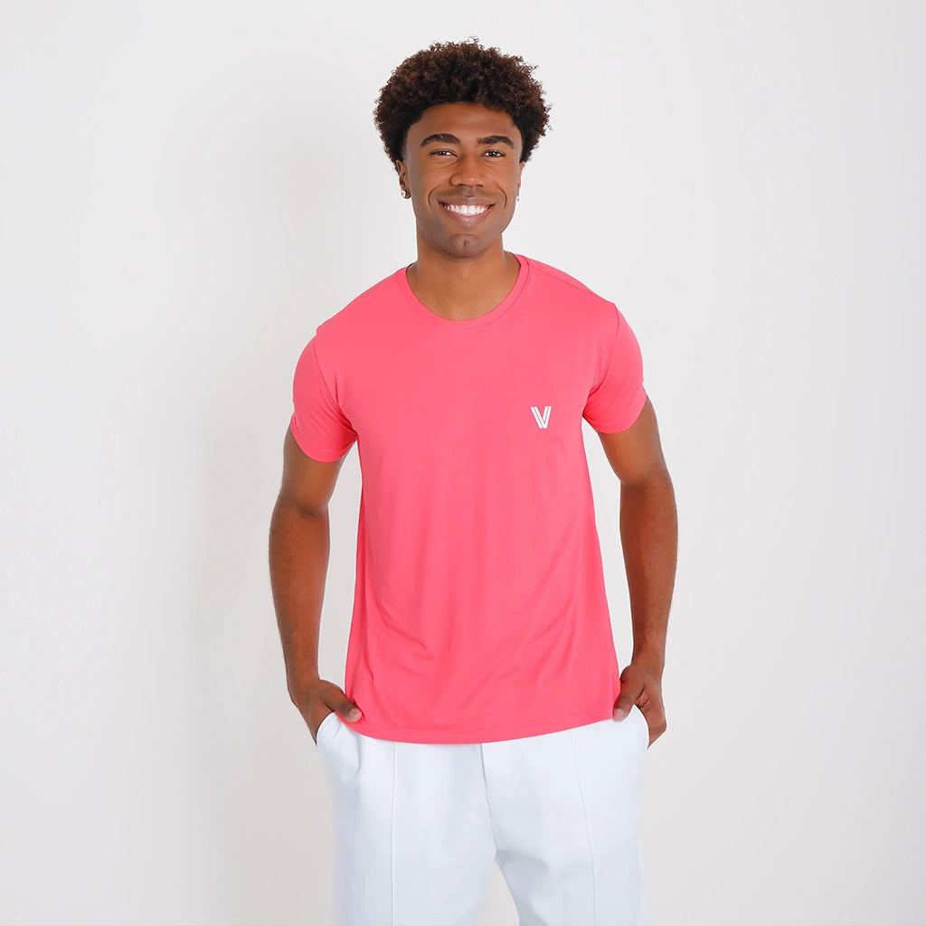 Camisetas Poliamida Esportiva masculina rosa-escuro Vistorr, pose 3/4 esquerda, modelagem confortável.
