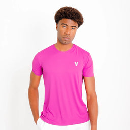 Camisetas Poliamida Esportiva roxa masculina, vista frontal 3/4; gola careca, manga curta e logo V branco no peito.