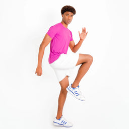 Camisetas Poliamida Esportiva roxa, corpo inteiro em movimento; ajuste leve e tecido liso para uso cotidiano.