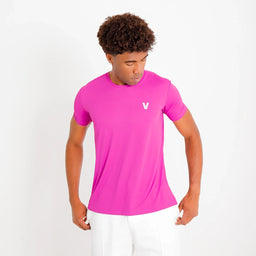 Camisetas Poliamida Esportiva roxa, vista frontal; mãos na barra evidenciando caimento e elasticidade do tecido.