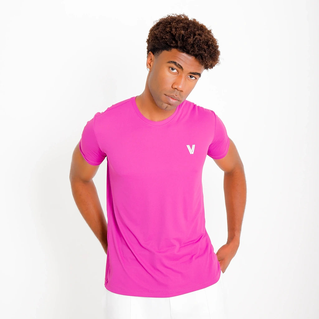 Camisetas Poliamida Esportiva roxa masculina, ângulo 3/4; logo V no peito e acabamento limpo para o dia a dia.