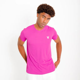 Camisetas Poliamida Esportiva roxa masculina, ângulo 3/4; logo V no peito e acabamento limpo para o dia a dia.