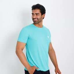 Camisetas Poliamida Esportiva verde-água masculina, gola careca e manga curta, logo V no peito esquerdo; caimento leve.