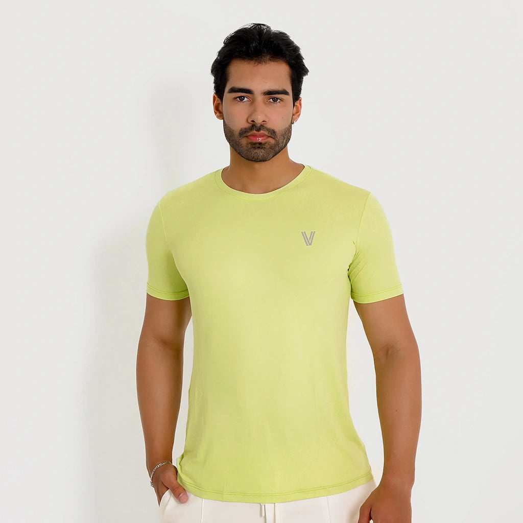 Camisetas Poliamida Esportiva verde claro masculina, vista frontal, logo V no peito, modelagem ajustada