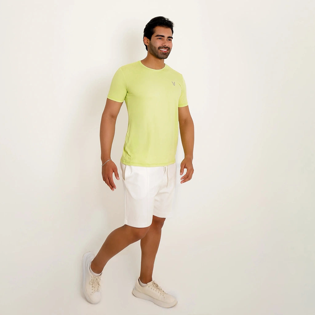 Camisetas Poliamida Esportiva verde claro masculina, look completo com bermuda clara, lateral em movimento
