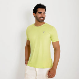 Camisetas Poliamida Esportiva verde claro masculina, ângulo 3/4 esquerdo, tecido leve e toque macio