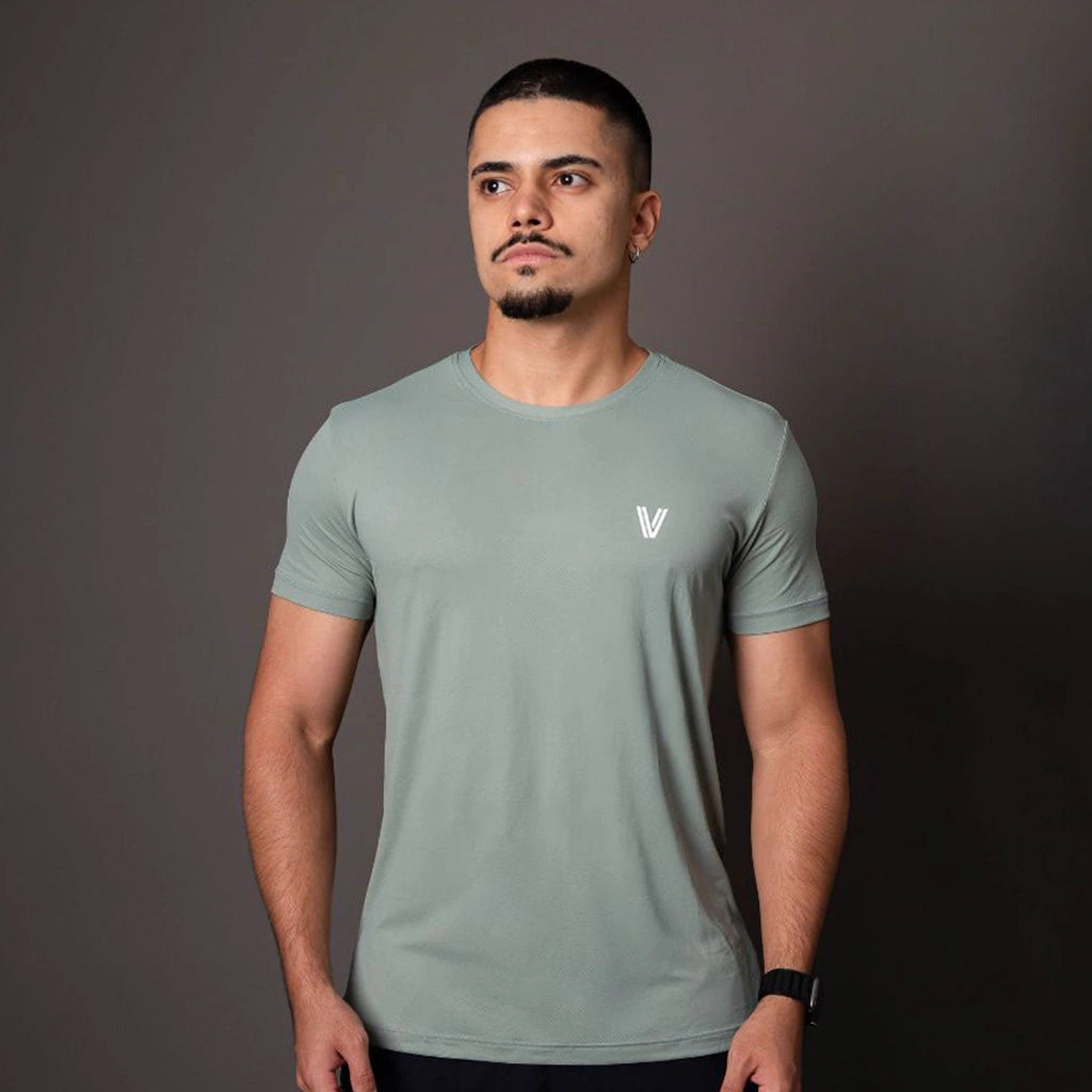 Camisetas Poliamida Esportiva para o dia a dia na cor verde-musgo, manga curta e gola careca, com logo V no peito, vista frontal em fundo neutro.