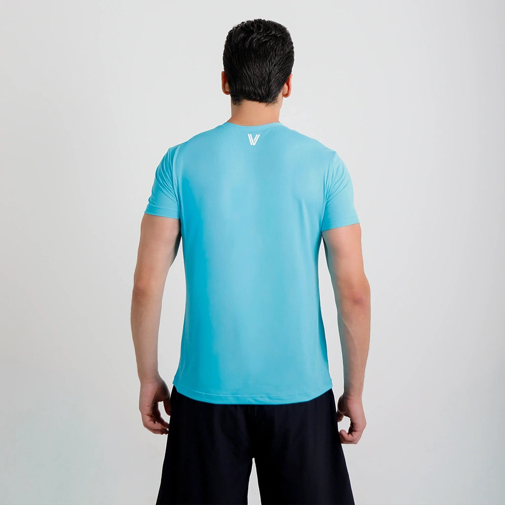 Costas da Camisetas Poliamida UV30 azul claro, com logo pequeno na parte superior.