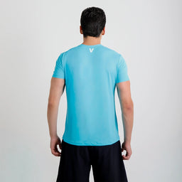 Costas da Camisetas Poliamida UV30 azul claro, com logo pequeno na parte superior.
