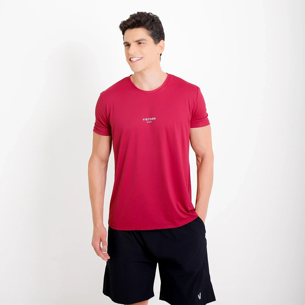 Vista em ângulo da Camisetas Poliamida UV30 bordo no corpo do modelo em fundo branco.