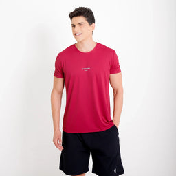 Vista em ângulo da Camisetas Poliamida UV30 bordo no corpo do modelo em fundo branco.