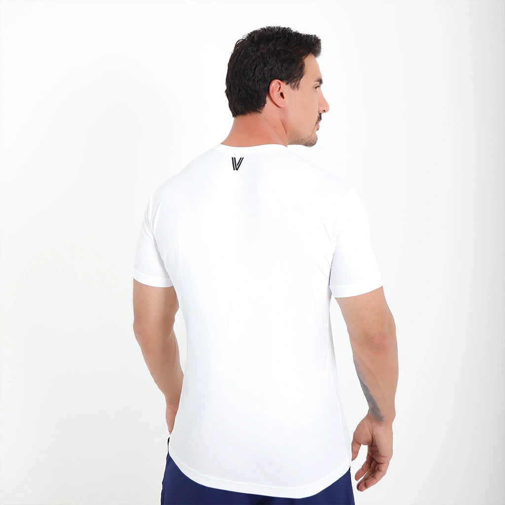 Costas da Camisetas Poliamida UV30 branca com logo V na nuca.