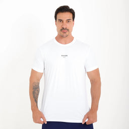 Vista frontal destacando caimento do tecido da Camisetas Poliamida UV30 branca.