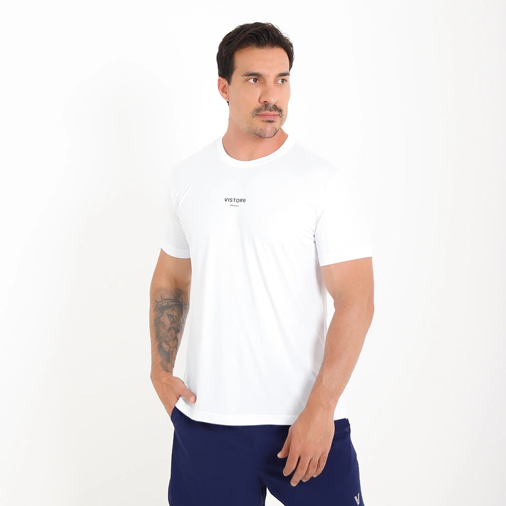 Camisetas Poliamida UV30 branca em ângulo 45°, logo central no peito.