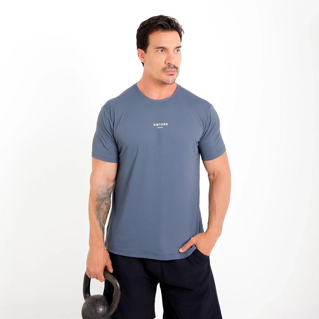 Camisetas Poliamida UV30 cinza, look de treino com kettlebell; caimento leve e respirável.