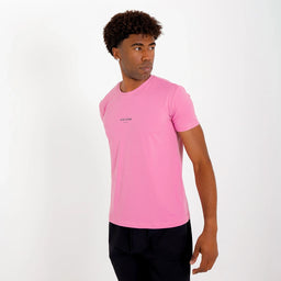 Modelo usando Camisetas Poliamida UV30 rosa claro e short preto, segurando o braço em posição de alongamento.