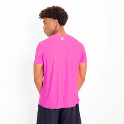 Costas da Camisetas Poliamida UV30 roxa, mostrando caimento nas costas.