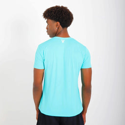 Costas da Camisetas Poliamida UV30 verde água no corpo do modelo.