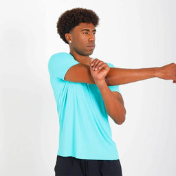 Modelo de perfil usando Camisetas Poliamida UV30 verde água em fundo branco.